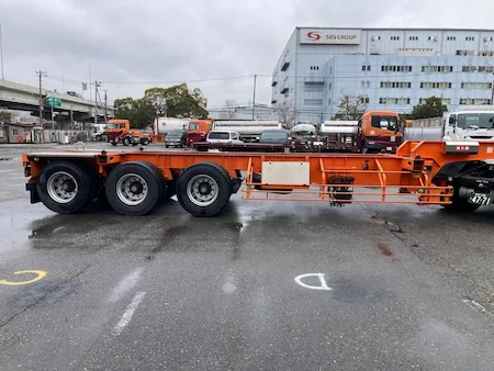 3軸ロングシャーシ 最大積載量30,480kgs(コンテナ自重込み)