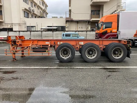3軸ショートシャーシ 最大積載量24,000kgs(コンテナ自重込み)